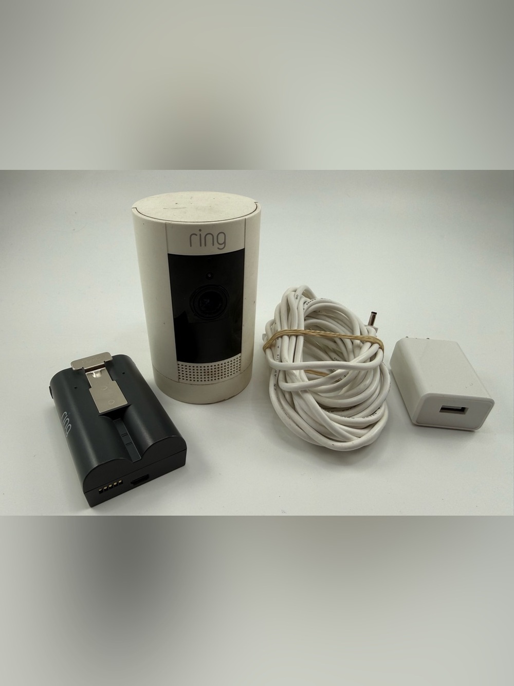 Ring outdoor Camera with outdoor plug and battery - White